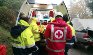 ambulanza pioggia inverno caricamento ferito