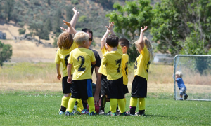 bambini calcio batti cinque