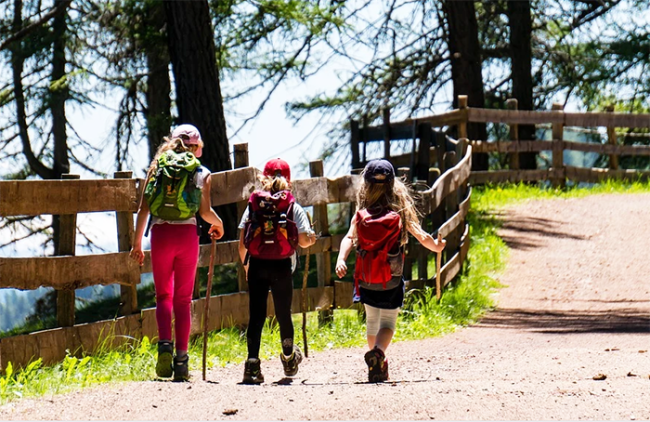 bambini montagna passeggiata