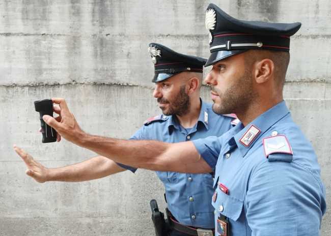 carabinieri taser