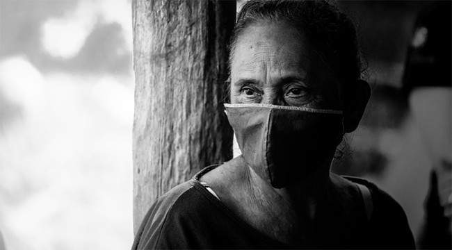 covid anziana donna mascherina bn