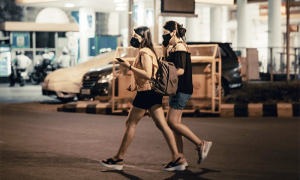 covid ragazze notte mascherina