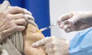 covid siringa anziana