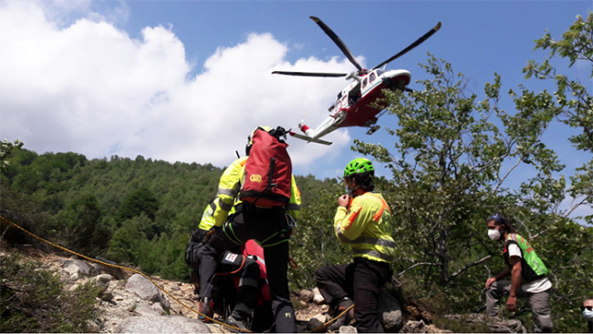 eliambulanza bianco uomini decollo montagna