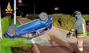 incidente auto ribaltata