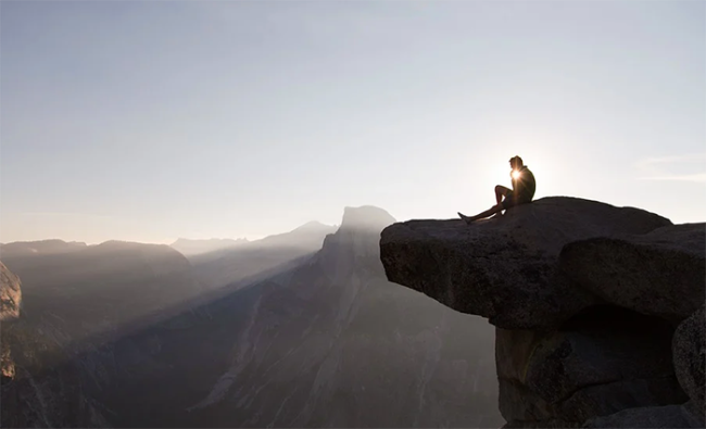 momntagna sole uomo sporgersi
