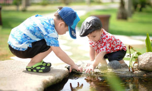 ragazzini bambini acqua gioco