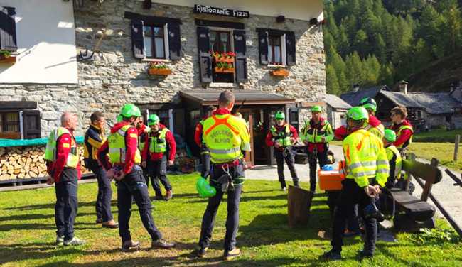 soccorso riunione uomini radio fizzi