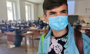 studente mascherina aula