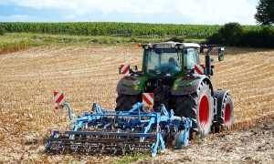 trattore aratro campi