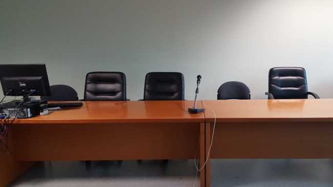 tribunale aula b vuota dye