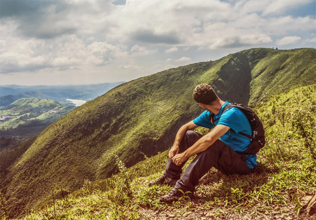 uomo montagna solitudine panorama