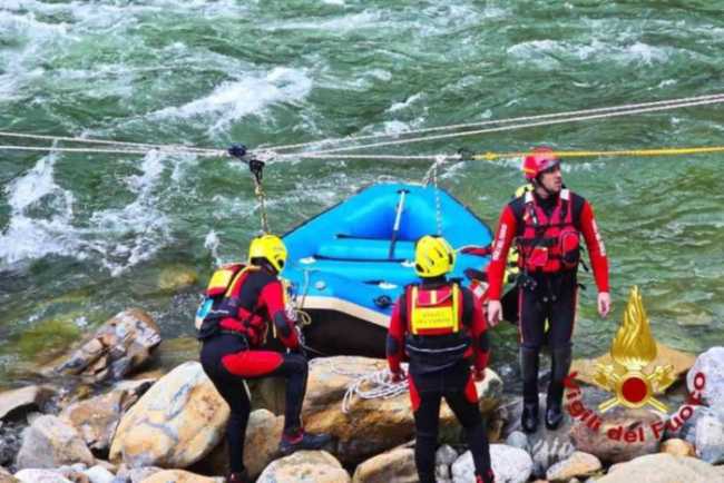 vigili del fucoo Addestramento fluviale lungo il Sesia