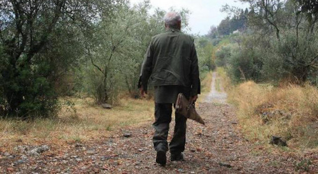 Cacciatore di spalle