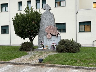 FIORI MONUMENTO E BANDIERE A MEZZASTA5 1