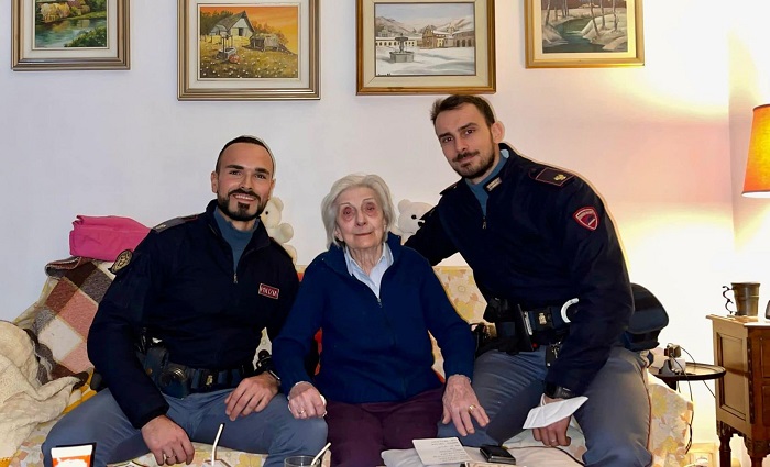 Anziana si sente sola a Capodanno e chiama la Polizia per un po' di compagnia