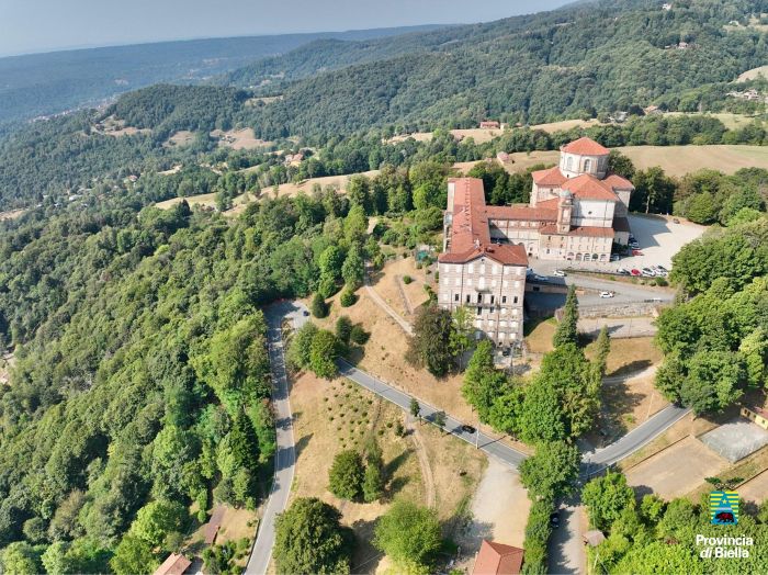 Lavori alla strada del santuario di Graglia