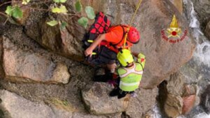 Escursionista e il suo cane bloccati nel torrente