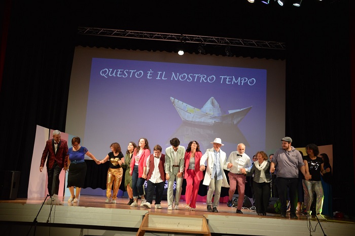 Applausi alla serata del Veliero per sostenere la "Pagina bianca"