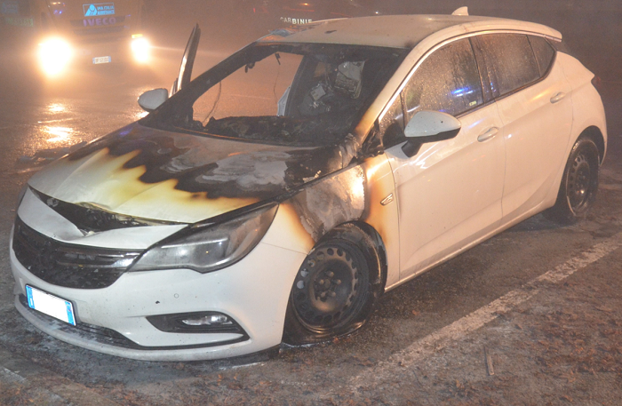 Auto in fiamme a Cossato: automobilista in salvo