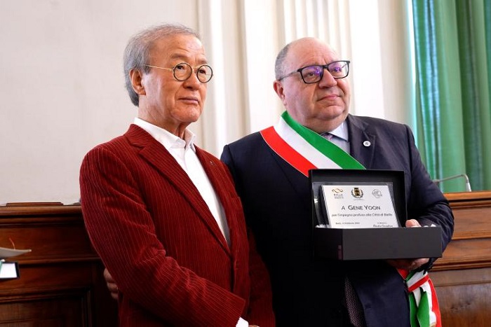 Consegnato a Gene Yoon un attestato di riconoscimento
