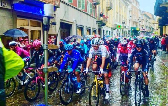 Applausi e Inno d'Italia per salutare il Giro a Biella