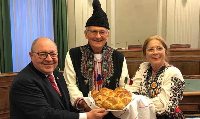 Apre la mostra sui costumi della Romania a Biella