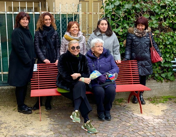 Una nuova panchina rossa in Piazza del Monte 
