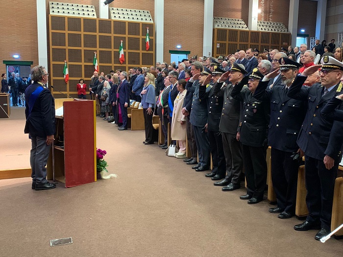 Consegnato un permesso di soggiorno speciale alla festa della Polizia