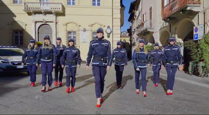 Agenti della Polizia locale di Biella in scarpe rosse contro la violenza sulle donne