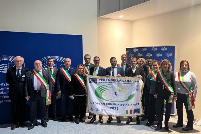Terra della Lana a Bruxelles: è stata ufficialmente ritirata la bandiera