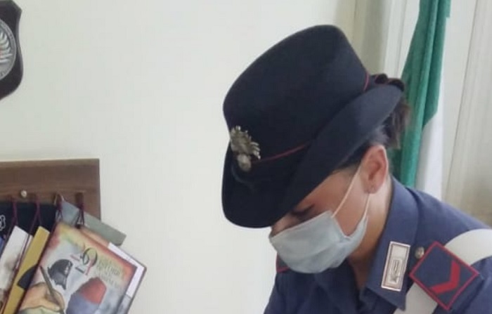 Era ai domiciliari, ma continuava a spacciare