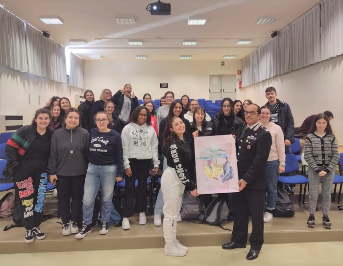 I carabinieri donano una stampa di Nespolo all'istituto Bona