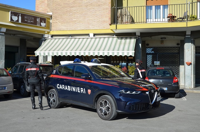 Estorsore di 79 anni ferisce un 50enne con un coltello