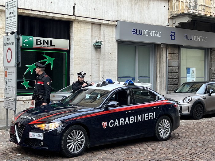 Carabiniere fuori servizio sventa truffa al bancomat