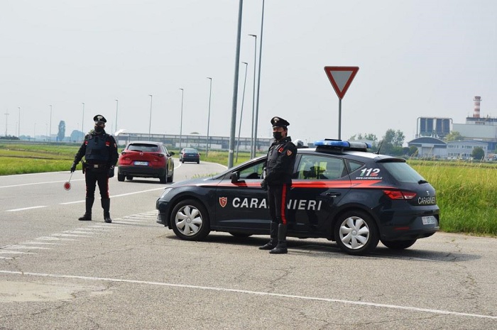 Portafogli con 450 euro abbandonato, ma lo porta ai carabinieri