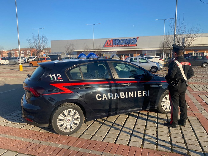 Troppo caldo a casa e dorme in azienda, ma arrivano i carabinieri 