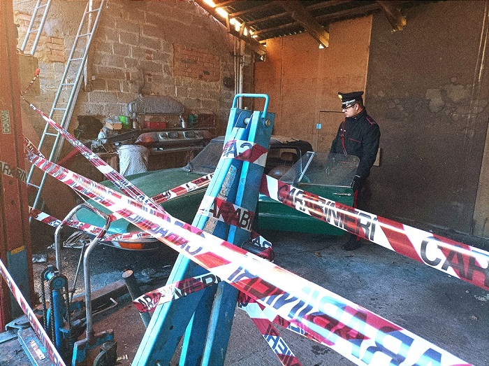 Carabinieri chiudono una officina meccanica abusiva
