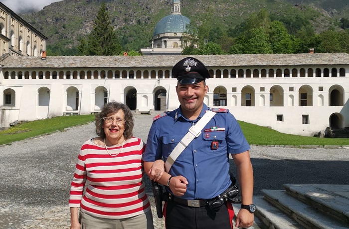 Anziana salvata dai carabinieri a Oropa di notte, poi li ringrazia con una foto