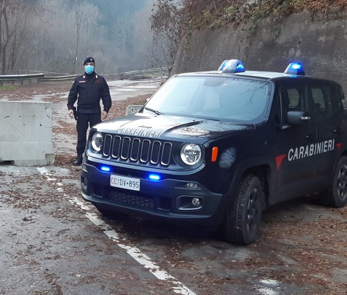 Tolgono le transenne della strada chiusa per frana: denunciati