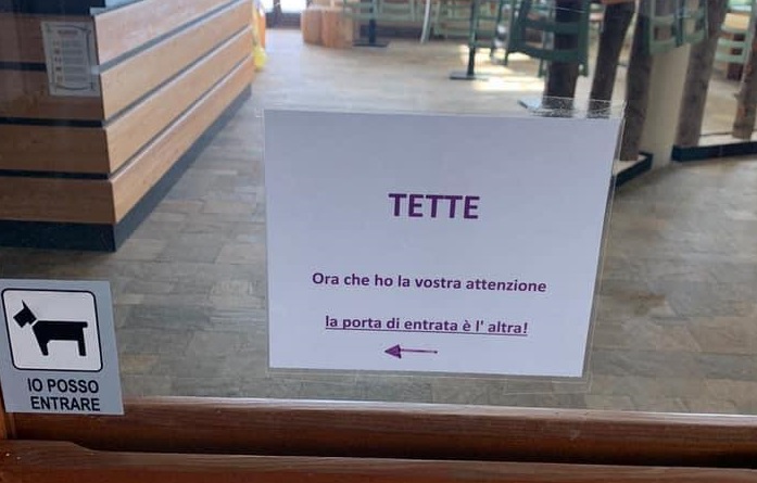 "Tette": il cartello per segnalare la porta a vetri alle Funivie di Oropa fa sorridere il web