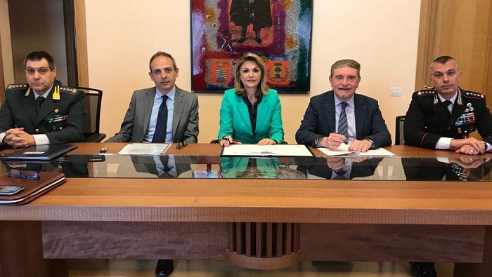 No allo spaccio davanti alle scuole: arrivano le telecamere