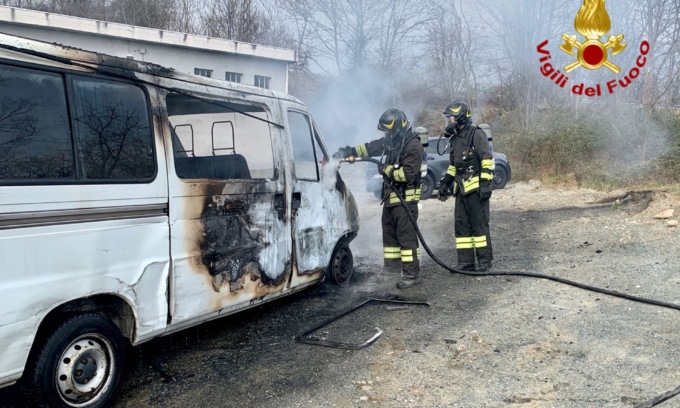A fuoco furgoncino a Zumaglia