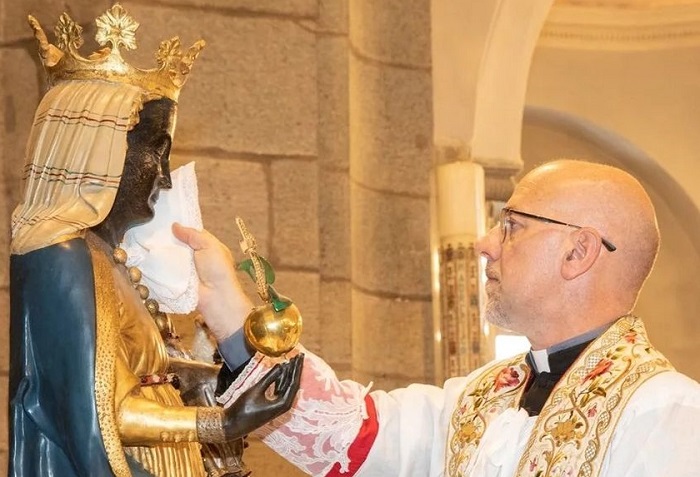 Pulito il volto della Madonna nera al santuario di Oropa
