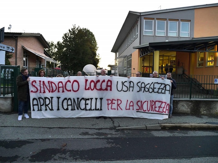 Protesta dei genitori a Ponderano davanti alla scuola: c'è l'assessore Chiorino