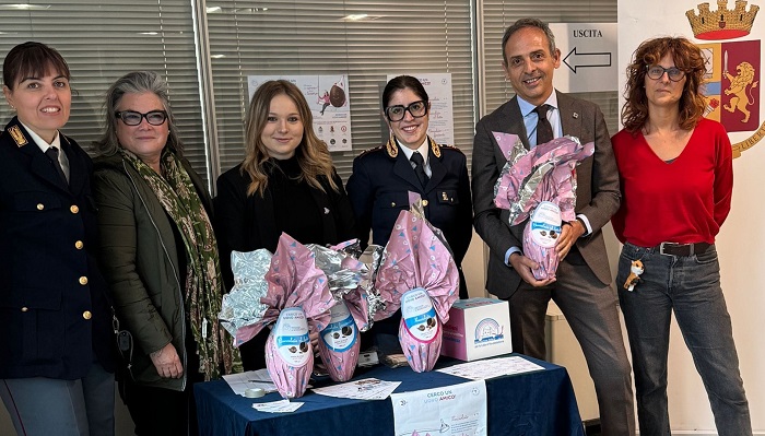 La questura di Biella con le uova di Pasqua aiuta l'ospedale Gaslini