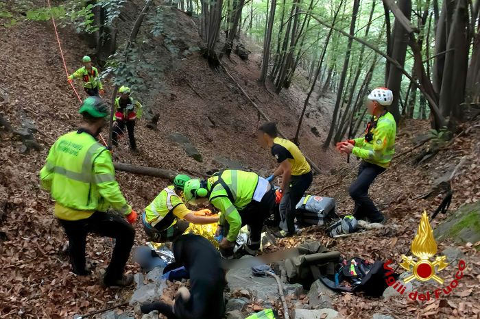Donna recuperata nel sentiero della Brughiera dopo la caduta
