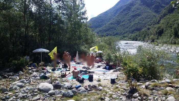 Spiaggia nudisti a Piedicavallo sul fiume