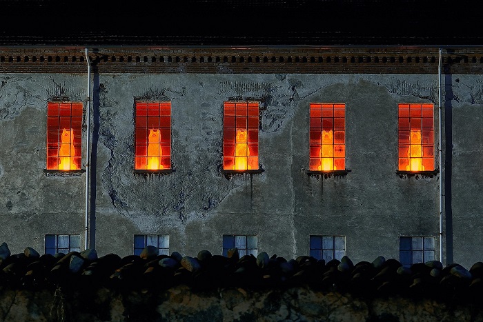 La "Sala Luce" di Tollegno 1900 si veste con i lupi di Cracking Art