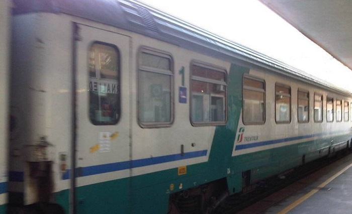 Auto bloccata al passaggio a livello